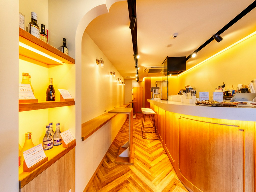 昼はカフェ、夜はバーとして楽しめるオシャレな町家