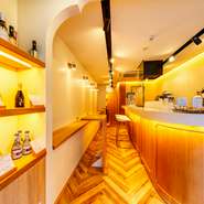 京都の観光地にあり、ゆったりと過ごせる町家のカフェバー。明るく、モダンなつくりの内装で、昼間はカフェとし
て、水・木は割烹料理を味わえるバーとして、2通りの楽しみ方ができます。(現在、割烹バーは休業中)