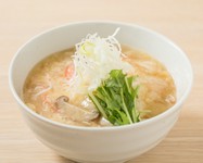 姉妹店せんしょうの板前が心をこめて作りました。生姜のきいた京出汁とすっぽんエキスを合わせ、具材はフカヒレ、蟹身、しめじが入っております。
