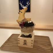 鹿パフェシリーズのチョコパフェです。中に入った梅ジュレの酸味がアクセントとなって、最後まで美味しく召し上がっていただけます。上に乗った鹿のクッキーも人気者です！