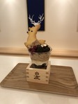 鹿パフェシリーズのチョコパフェです。中に入った梅ジュレの酸味がアクセントとなって、最後まで美味しく召し上がっていただけます。上に乗った鹿のクッキーも人気者です！