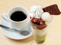 甘酒でコンポートしたりんごと、中に隠れている紅茶のジュレがベストマッチです。