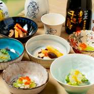 灘の酒「白鹿」プロデュースの3種類（『しぼりたて』・『熟成古酒』・『吟醸生貯蔵酒』）と、それぞれのお酒に合わせ、京料理店の料理人が腕を振るった小鉢3種。こちらは時期によって銘柄内容が異なります。