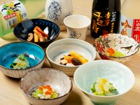 灘の酒「白鹿」プロデュースの3種類（『しぼりたて』・『熟成古酒』・『吟醸生貯蔵酒』）と、それぞれのお酒に合わせ、京料理店の料理人が腕を振るった小鉢3種。こちらは時期によって銘柄内容が異なります。