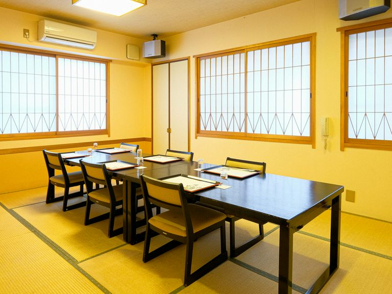 お子様連れでも気がねなく、家族でゆったりと過ごせる完全個室