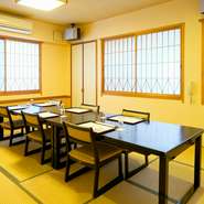 店内の1階には小部屋が5室、2階には40名まで利用できる大きな部屋も完備。家族だけのプライベートな空間で、感染症や周囲の目を気にせず、ゆったりと食事を楽しめます。サービス料・個室代なし。