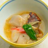 京料理独特の本格的な出汁を使ってあっさりと炊き上げられた『炊き合わせ』。出汁は鰹と昆布で丁寧にとった出汁で、思わず笑みがこぼれる上品なおいしさです。