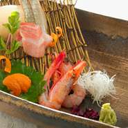 新鮮な、吟味された旬の魚介が日々提供されており、『造り』で味わえるのも魅力の一つ。高級食材を惜しげもなく盛合せた豪華な一皿がテーブルに華を添えてくれます。