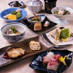 先付　向付　焼物　煮物　油物　冷し物　止椀　香の物　飯　水物