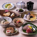 先付　季節の小鉢2種　向付　焼物　煮物　油物　止椀　香の物　飯　水物
