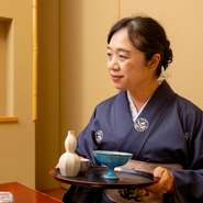 「おいしい料理をお楽しみいただきたいと、私どもは常に考えております」と笑顔で語る女将の辰馬さん。旬の食材をふんだんに取り入れ、まごころを込めてつくった料理でもてなしてくれます。