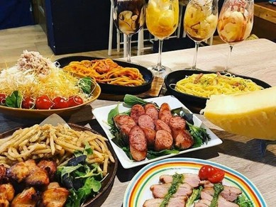 可愛いパフェを囲んで盛り上がる歓送迎会