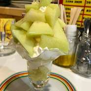 一番人気は『イチゴパフェ』！ストロベリージェラートにフローズンのカットいちご！さっぱりペロリといけるパフェです！2番人気は『チョコバナナ』！そして、オーダー率9割越えの『季節のパフェ』も。