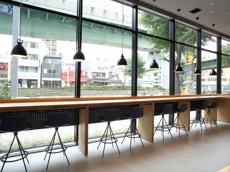 各テーブルにご用意したコンセントで、リモートワークにおすすめ