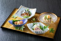 九州の美味しい。を少しずつ盛り合わせています。玄界灘旬のお造り2種・炙り明太子・五島の胡麻サバ・かんべえの牛酢もつ