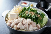 ＜大人気＞
スープの味を左右するもつ肉に妥協はできません。ぷりっぷりの黒毛和牛もつをたっぷりと使用！　噛むとジュワーっと口の中で溢れる出る肉汁がたまりません。
2人前…2950円