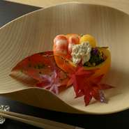 繊細な仕事が光る本物の日本料理を、気軽に楽しめるのも同店の魅力のひとつ。美しい器に季節の彩りを盛り込んで、目でも楽しめる和食は、海外からのゲストにも好評です。外国人ゲストのおもてなしに迷ったらぜひ。