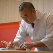 海外でのキャリアも豊富な高橋正司氏。和食に慣れていない外国人ゲストのもてなしにも熟練しており、体質や食文化など異なるバックグラウンドから生まれる、外国人ならではの戸惑いにも丁寧に寄り添い、応えている。