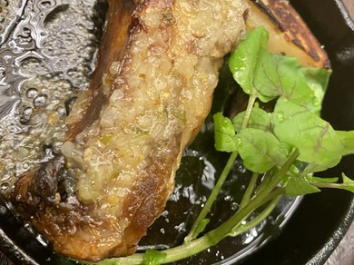 ほろっと崩れるやわらかな食感が自慢『ポークスペアリブ』