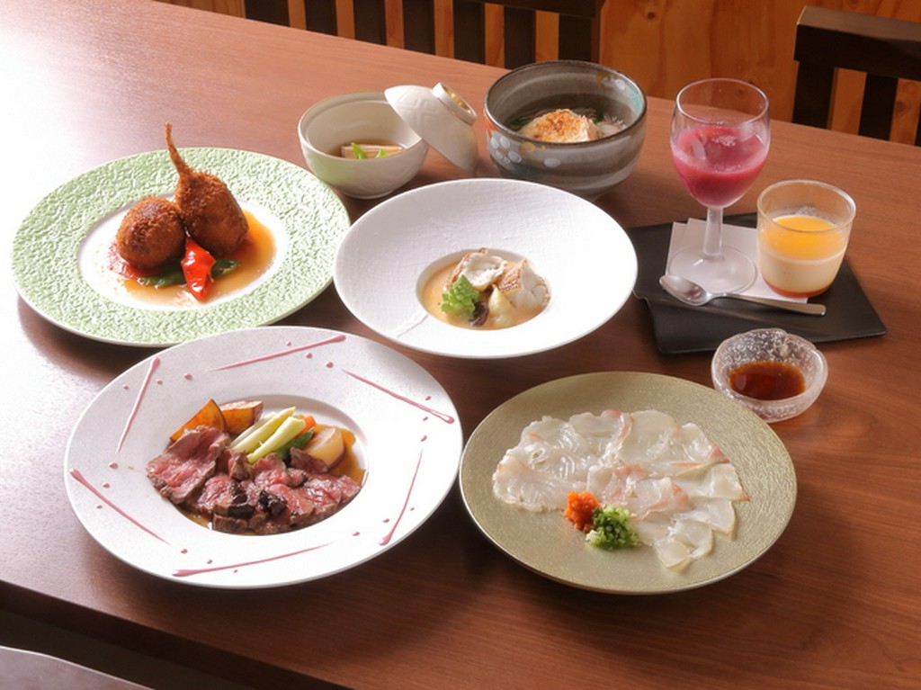 お腹いっぱい食べられると評判。その時々でメニューを変えてお出しする一期一会のコース料理です。