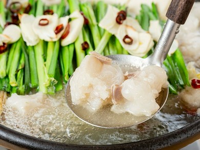 厳選した旬の食材を贅沢に使用した『塩もつ鍋』