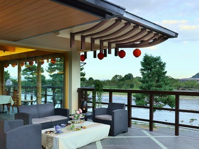 嵐山の景色を眺めながら、素敵なひとときを