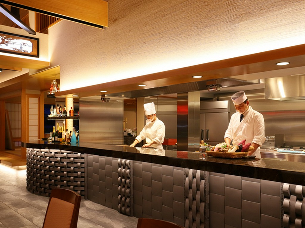 オープンキッチンを備えた店内