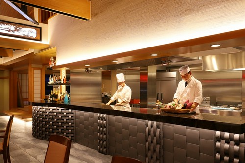 オープンキッチンを備えた店内