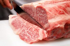 日本三大和牛の一つ「近江牛」の中でも、A4ランク以上の厳選姫和牛を使ったステーキのコースです。