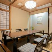 数寄屋造りの純日本調に統一された個室から、池を望むことができます。間接照明で優しく照らされた室内では、時の経つのも忘れて、ゆったりと食事を楽しむことができます。