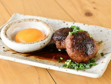 肉々しくて食べ応えがある『和牛月見つくね（2個）』