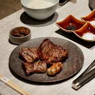 「いぶさな牛」の場合、赤身と脂身のバランスが絶妙。日本に数十頭しか現存しない在来和牛を親に持つ牛だから、独特な香りと深い味わいを感じることができます。ここでしか味わえない味を是非ご賞味ください。