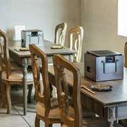 一見フレンチレストランのような、アンティーク調の家具を配置した店内は、シックで落ち着いた雰囲気。ソファ席も用意されています。30～50代のゲストを中心に、カップルや家族連れの利用も多いそうです。