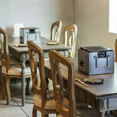 アンティーク調の家具を配置したシックで落ち着いた店内