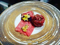 モモ肉を主体とする赤身の部位で、純血の和牛「竹の谷蔓牛」と黒毛和牛をかけ合わせた希少な「いぶさな牛」の赤身のおいしさを実感できる一品です。