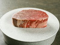 シャトーブリアンは希少部位としてブームになっていますが、「いぶさな牛」のそれは、赤身の中でも特に焼いても硬くならず、やわらかな食感で味わいがしっかり。重たくならず、軽やかにいただけます。