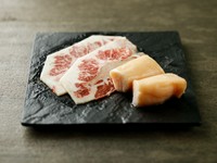 『テール』は煮込み料理が一般的ですが、実は焼きが一番！　骨周りまで味がしっかりあり、食感は柔らか。お肉と脂の旨味がバランスよく楽しめます。『マルチョウ』はプリプリ食感とジューシーな味わいがポイント。

