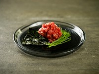 「いぶさな牛」の脂をモモ肉の赤身に塗った、
ユッケのような一品。味付けはシンプルに塩のみ
サイコロ状にカットしたお肉のしっかりとした食感と、噛むほどにあふれる旨味が楽しめます
焼いてお召し上がりください