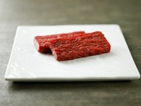 赤身肉に強い旨味が乗っている「いぶさな牛」の魅力が感じられるのがこのモモ肉です。

しっかりとした食感で、噛むほどにじわりと出る肉汁と旨味…。

しみじみとしたおいしさにどうぞ驚いて。