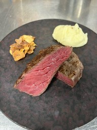 肉本来の旨さを味わえる『本日のいぶさなステーキ』