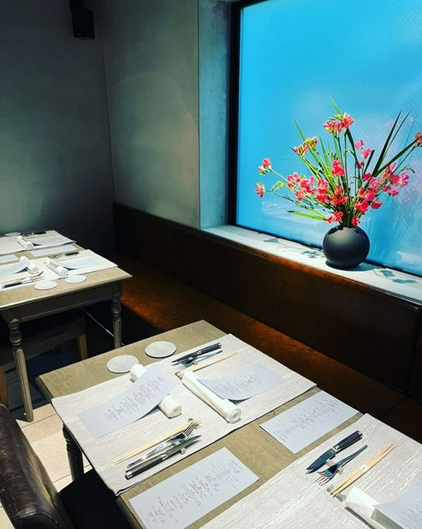 くつろいで食事を楽しめる店内