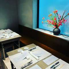 くつろいで食事を楽しめる店内