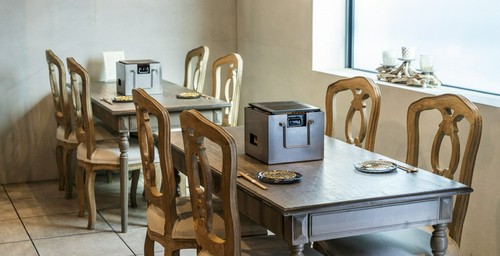 特別な食事を楽しめる店内