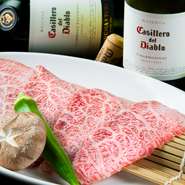 肩ロースの希少部位を薄切り肉にした食べやすいお肉です。塩焼きも、たれ焼も美味しい。