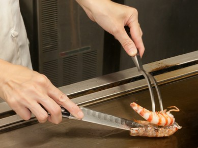 ふらりと来店し、食事とお酒をひとり嗜む