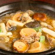 老舗のすっぽん料理店で修業を積んだ料理長が作り上げるすっぽん鍋を愉しめるコース。すっぽん1匹で22,500円(税込)となりますので、3名様でご利用される場合一人7,500円となります。
※要予約