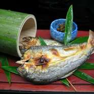 コースを構成するメニューの一つとなっています。その日一番の魚介を丁寧に焼き上げ旨味を最大限に引き上げます。