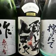 上記以外にも、
果実酒、ワイン、ウイスキー、サワー、
ソフトドリンクもございます。
季節の日本酒も入荷しております！

※１名様につき１杯はメニューからドリンクのご注文をお願いいたします。