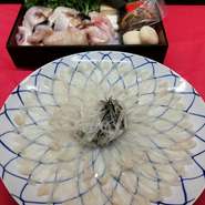 とら河豚刺身【150ｇ】・とら河豚皮【60ｇ】《30cm皿》※刺身は３人前ほどあります。

鍋用 あら・身【300g】、白菜、ネギ、春菊、豆腐、くずきり、丸餅、ひれ酒用ひれ《４枚》、薬味《紅葉おろし・ふぐ葱・ポン酢》