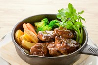 シェフが一番美味しい焼き加減で提供する。道産牛サイコロカットステーキを和風ソースで仕上げました。秋を感じさせるバラエティ豊かなブッフェ料理の数々と共にお楽しみください。